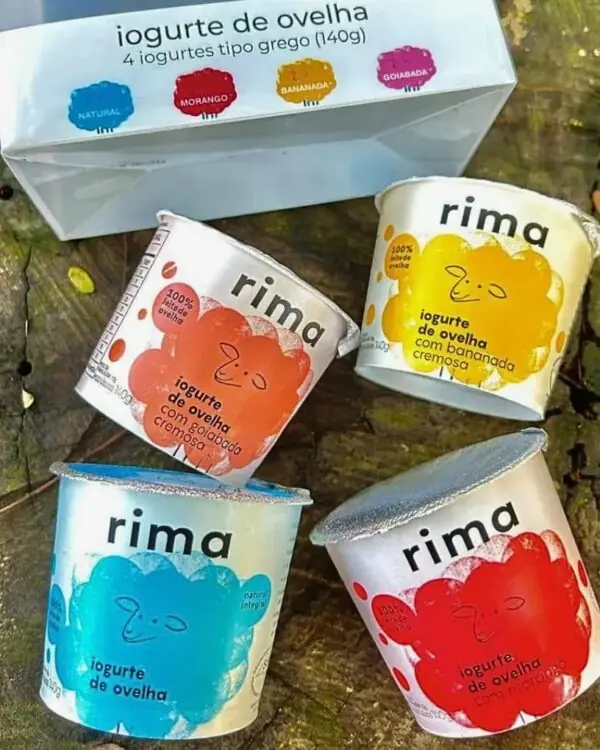 Quatro potinhos de iogurte tipo grego de ovelha Rima nos sabores morango, bananada, natural e goiabada cremosa. Quatro potinhos de iogurte tipo grego de ovelha Rima nos sabores morango, bananada, natural e goiabada cremosa.