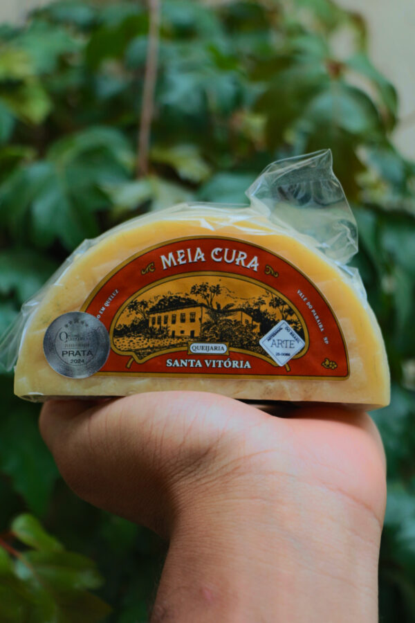 Queijo Meia Cura – Queijaria Santa Vitória – 300g (aprox.)