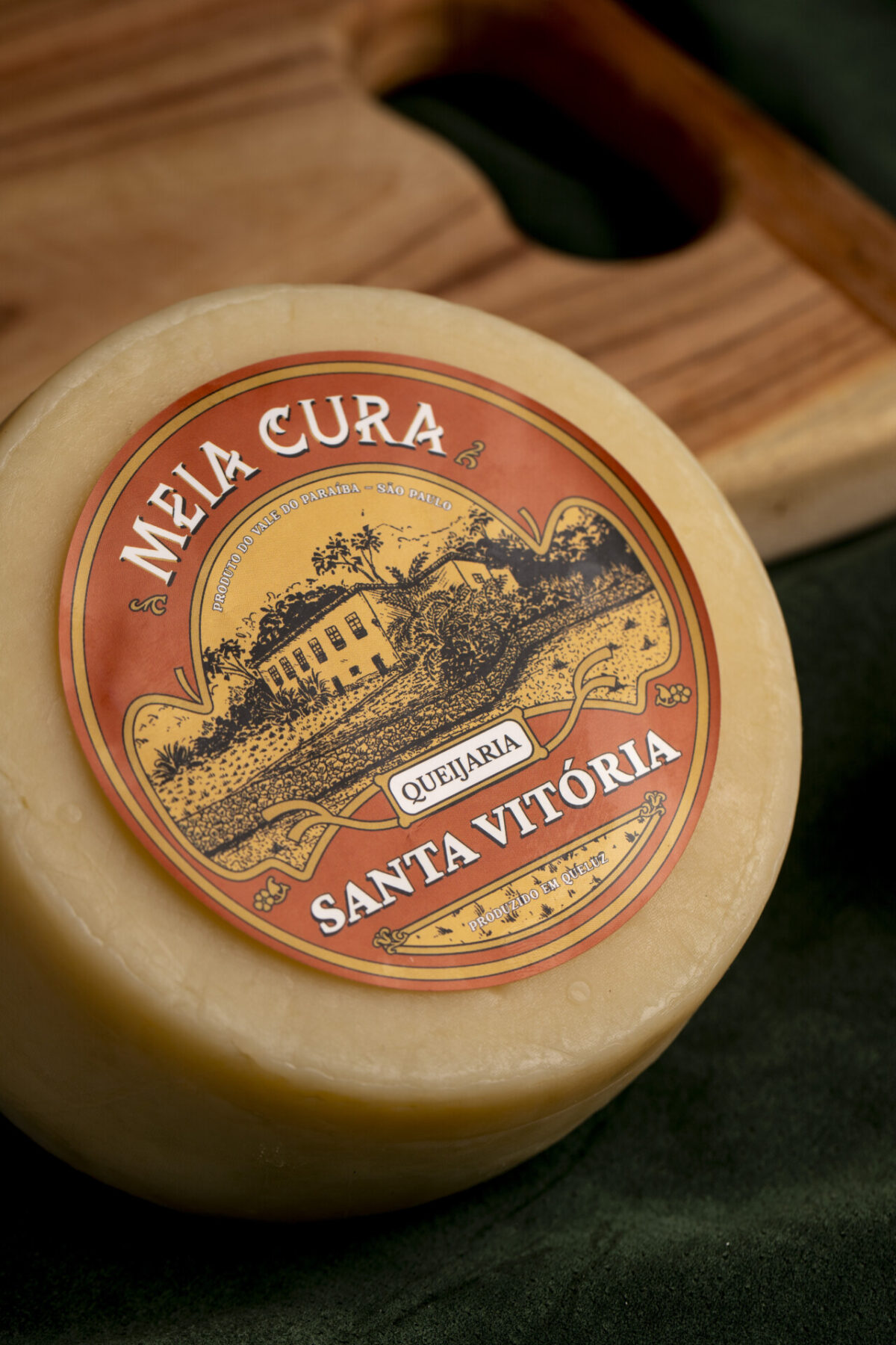 Queijo Meia Cura - Queijaria Santa Vitória - 300g (aprox.)