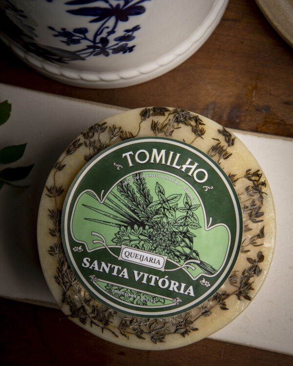 Queijo Tomilho – Queijaria Santa Vitória – 300g (aprox.) -1