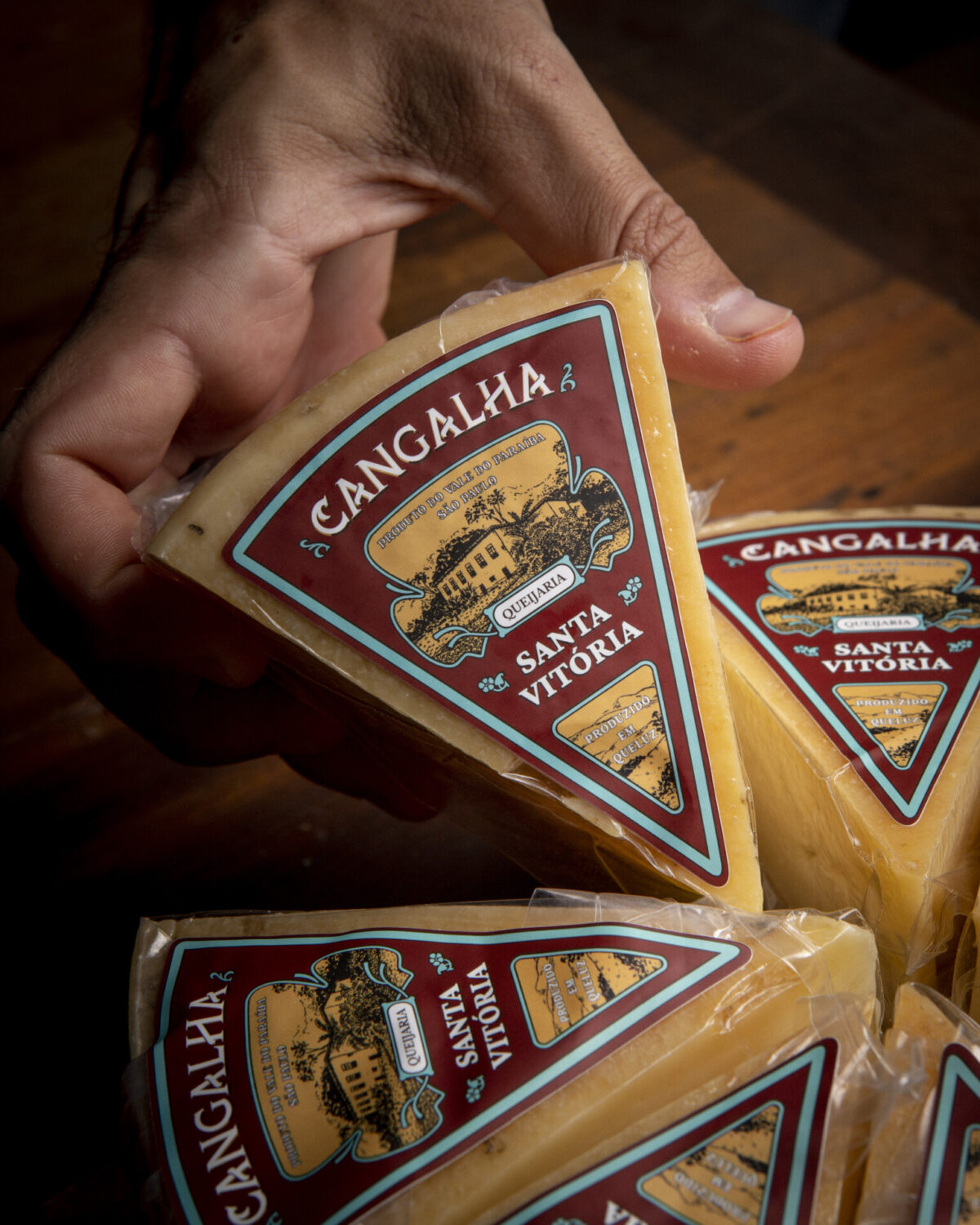 Queijo Cangalha - Queijaria Santa Vitória - 300g (aprox.) -1