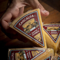 Queijo Cangalha - Queijaria Santa Vitória - 300g (aprox.) -1