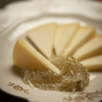 Queijo Meia Cura - Queijaria Santa Vitória - 300g (aprox.)