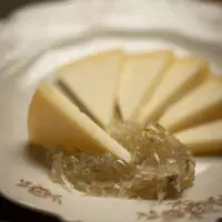 Queijo Meia Cura - Queijaria Santa Vitória - 300g (aprox.)