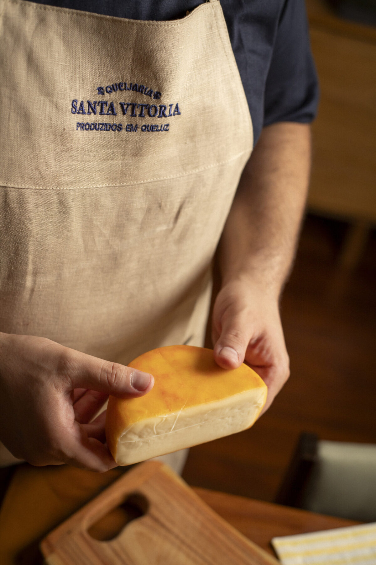 Queijo Urucum - Queijaria Santa Vitória - 300g (aprox.) -1