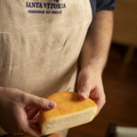 Queijo Urucum - Queijaria Santa Vitória - 300g (aprox.) -1
