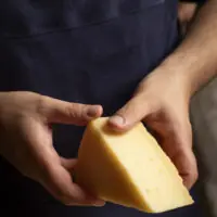 Queijo Cangalha - Queijaria Santa Vitória - 300g (aprox.)
