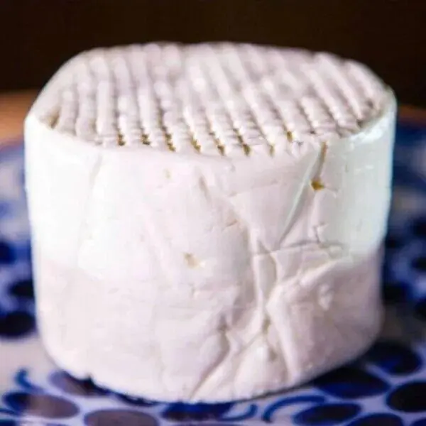 Queijo Minas Frescal e Meia Cura artesanais para montagem de tábuas