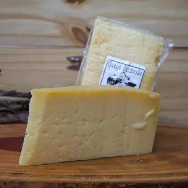 Pedaço de Queijo Parmesão artesanal quebrado em lascas naturais rústicas