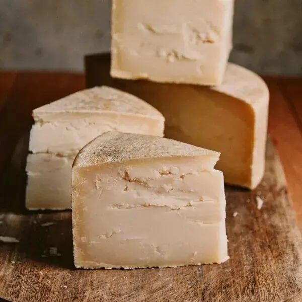 Queijo Pecorino artesanal de leite de ovelha para tábuas especiais