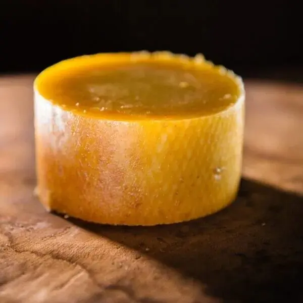 Queijo Provolone defumado artesanal fatiado para tira-gosto