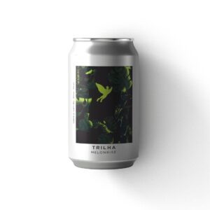 Lata de 350ml da Cerveja Melonrise, uma Hazy IPA da Cervejaria Trilha, com seu rótulo artístico verde e preto.