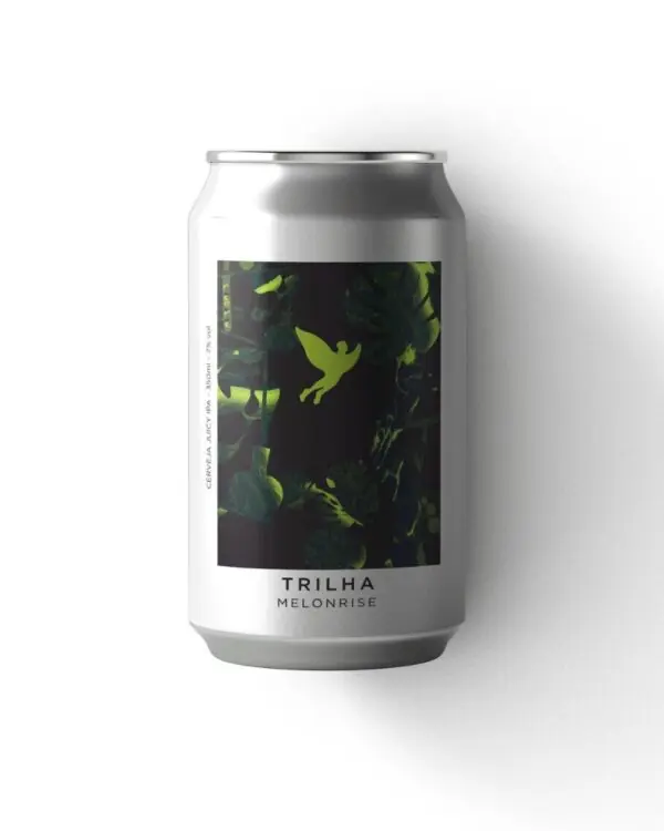 Lata de 350ml da Cerveja Melonrise, uma Hazy IPA da Cervejaria Trilha, com seu rótulo artístico verde e preto. Lata de 350ml da Cerveja Melonrise, uma Hazy IPA da Cervejaria Trilha, com seu rótulo artístico verde e preto.