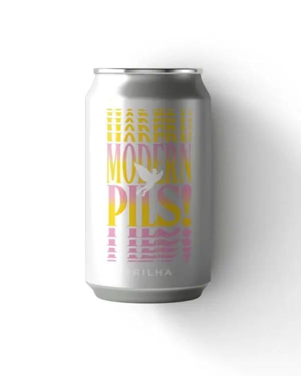 Lata de 350ml da Cerveja Modern Pils da Cervejaria Trilha, com rótulo minimalista em fundo branco. Lata de 350ml da Cerveja Modern Pils da Cervejaria Trilha, com rótulo minimalista em fundo branco.