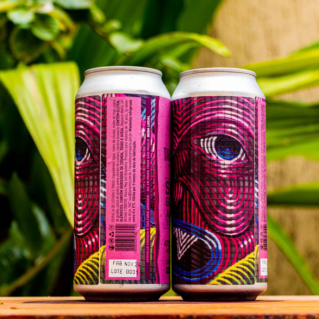 cerveja-sour-goiaba-amora-e-cumaru-cervejaria-tarantino-473ml-2 Verso da lata da Cerveja Sour Tarantino, mostrando a lista de ingredientes com trigo e aveia, e a data de fabricação.