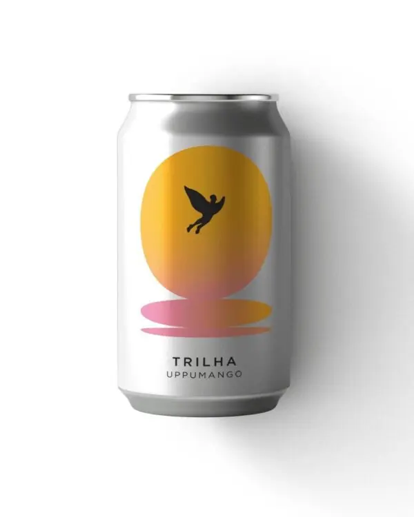 Lata de 350ml da cerveja artesanal Uppumango da Cervejaria Trilha, com rótulo minimalista branco e um sol degradê.