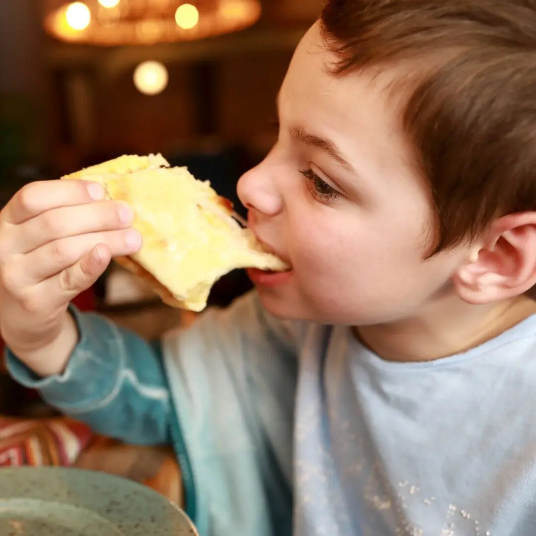 Criança comer queijo faz mal