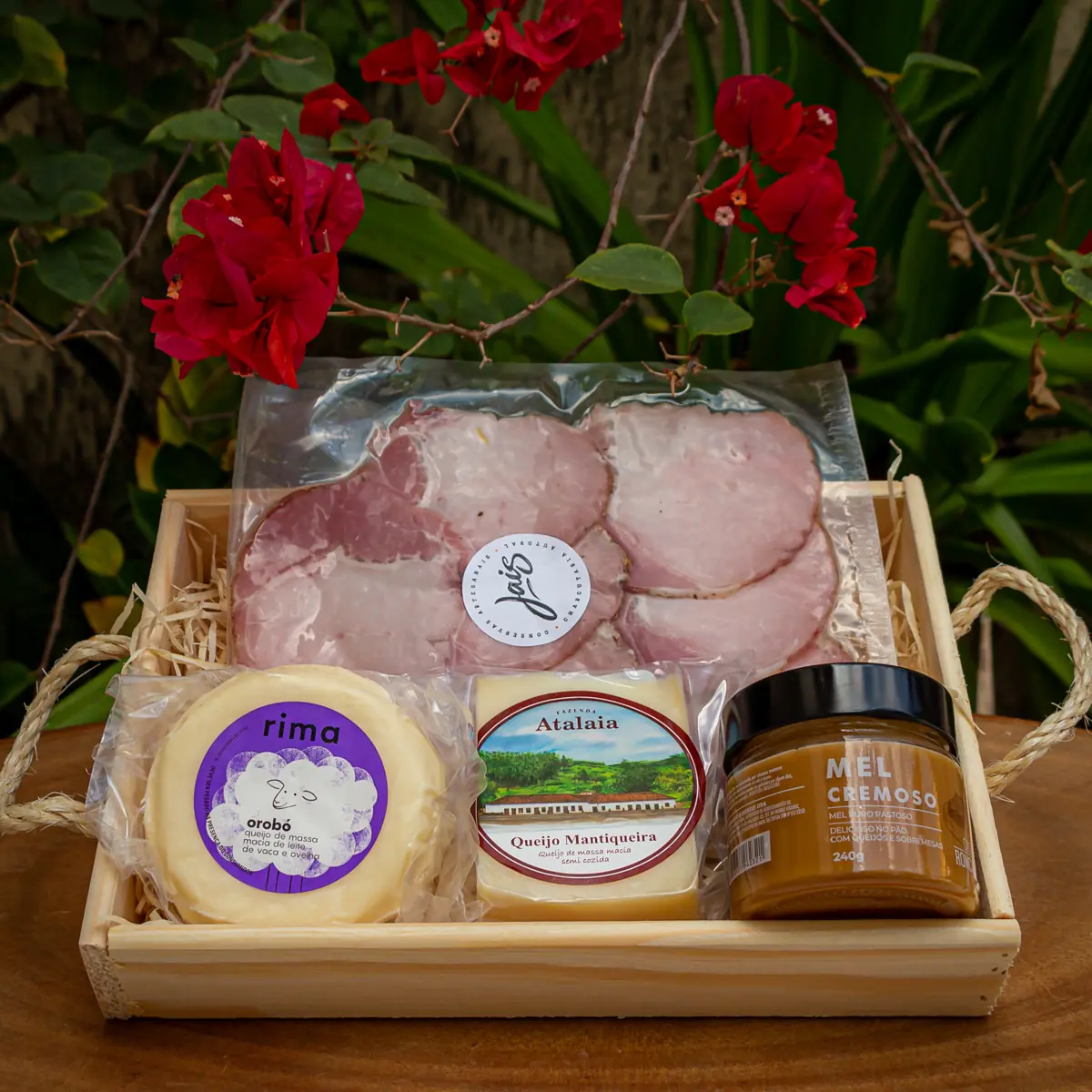 Cesta Seleção Mãe Fit com queijo Orobô, queijo Mantiqueira, lombo Jais e mel cremoso em caixote de madeira