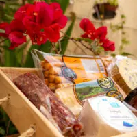 Salame artesanal Salumeria Mayer e queijo tulha premiado na cesta gourmet de Dia das Mães