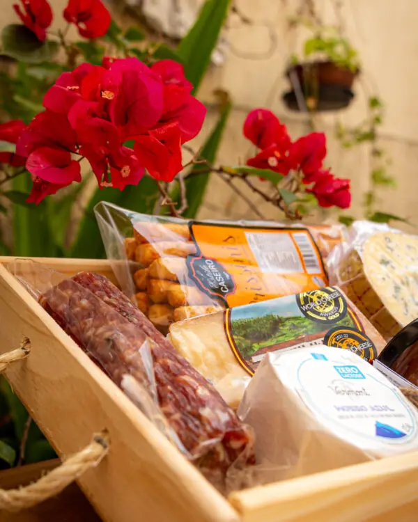 Salame artesanal Salumeria Mayer e queijo tulha premiado na cesta gourmet de Dia das Mães
