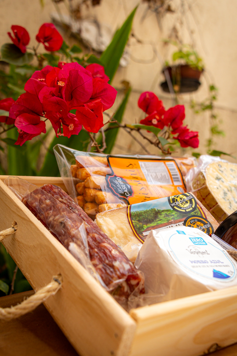 Salame artesanal Salumeria Mayer e queijo tulha premiado na cesta gourmet de Dia das Mães
