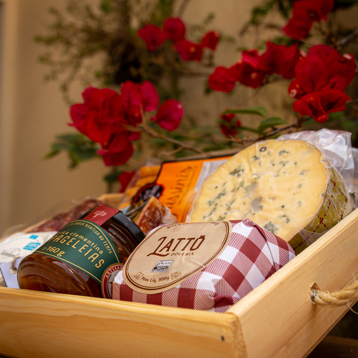 Doce de leite Lattô Doceria e queijo gorgonzola de colher na cesta artesanal Dia das Mães