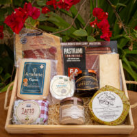 Cesta Mamãe Gourmet com queijo Capra, Lua Cheia, Morro Azul com trufas, pastrami e patê de pato