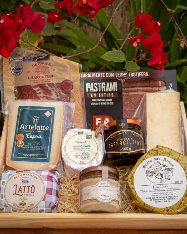 Cesta Mamãe Gourmet com queijo Capra, Lua Cheia, Morro Azul com trufas, pastrami e patê de pato