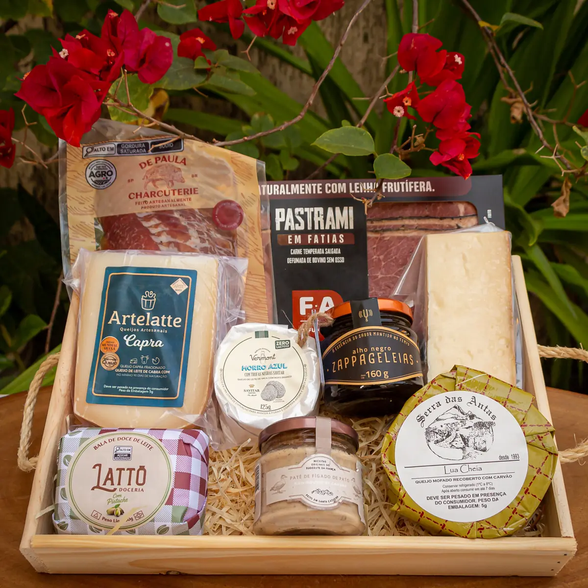 Cesta Mamãe Gourmet com queijo Capra, Lua Cheia, Morro Azul com trufas, pastrami e patê de pato