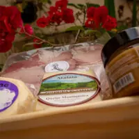 Detalhe do queijo Mantiqueira Fazenda Atalaia na cesta gourmet de Dia das Mães