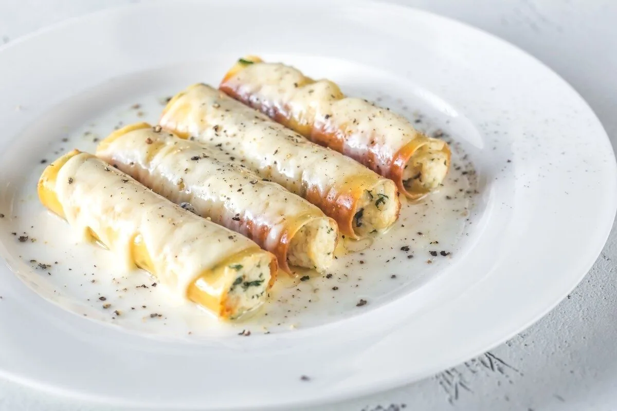 10 Receitas para Jantar Romântico caseiro simples para Dia dos Namorados - 12 10. Panquecas recheadas com ricota e espinafre ao molho branco