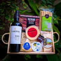 Cesta Harmonização Queijos e Vinho (8 itens)