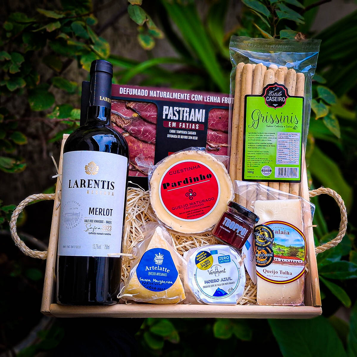 Cesta Harmonização Queijos e Vinho (8 itens)