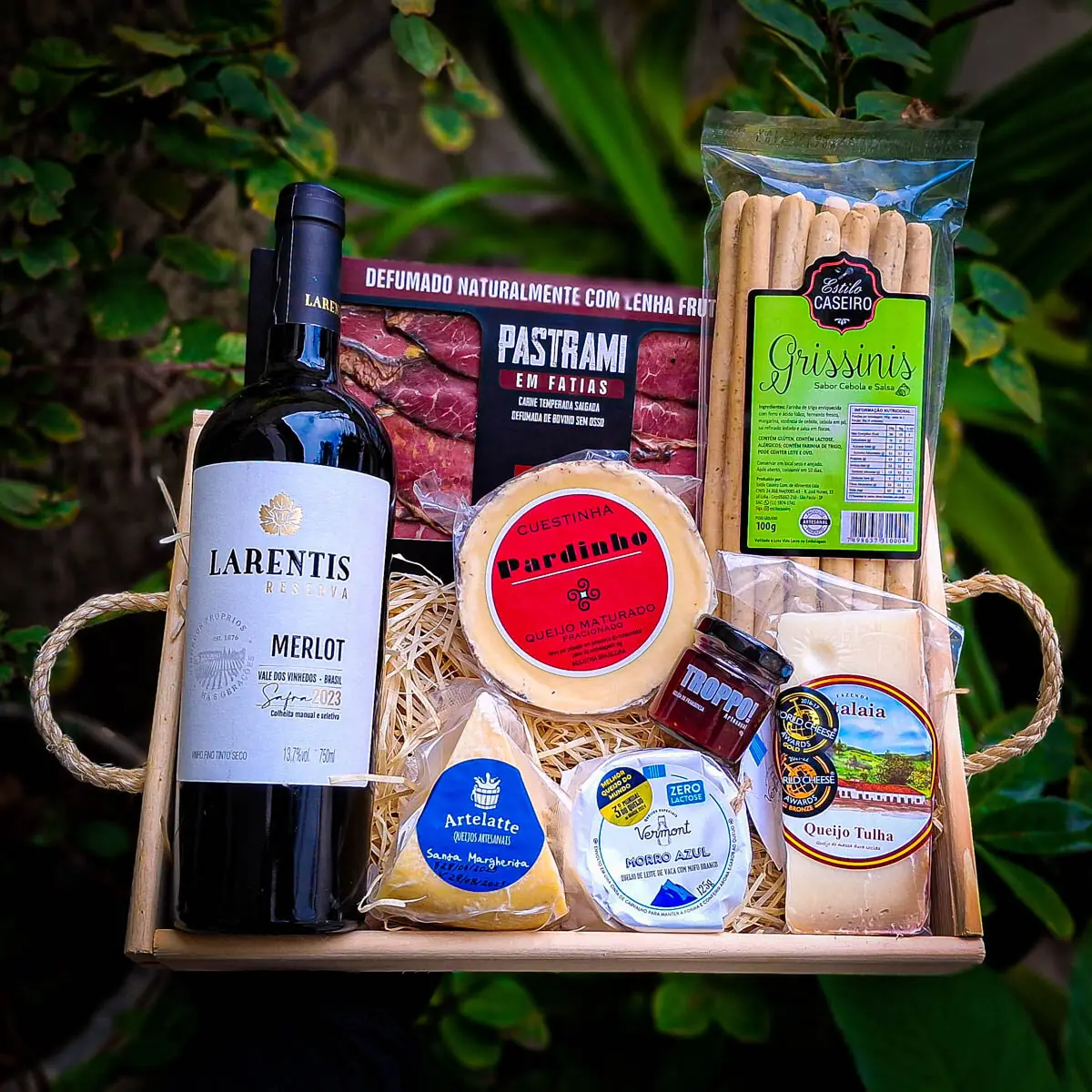 Cesta Harmonização Queijos e Vinho (8 itens)