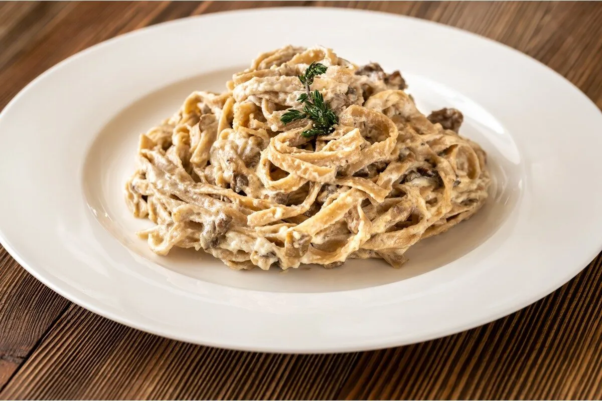10 Receitas para Jantar Romântico caseiro simples para Dia dos Namorados - 5 4. Talharim ao molho branco com cogumelos
