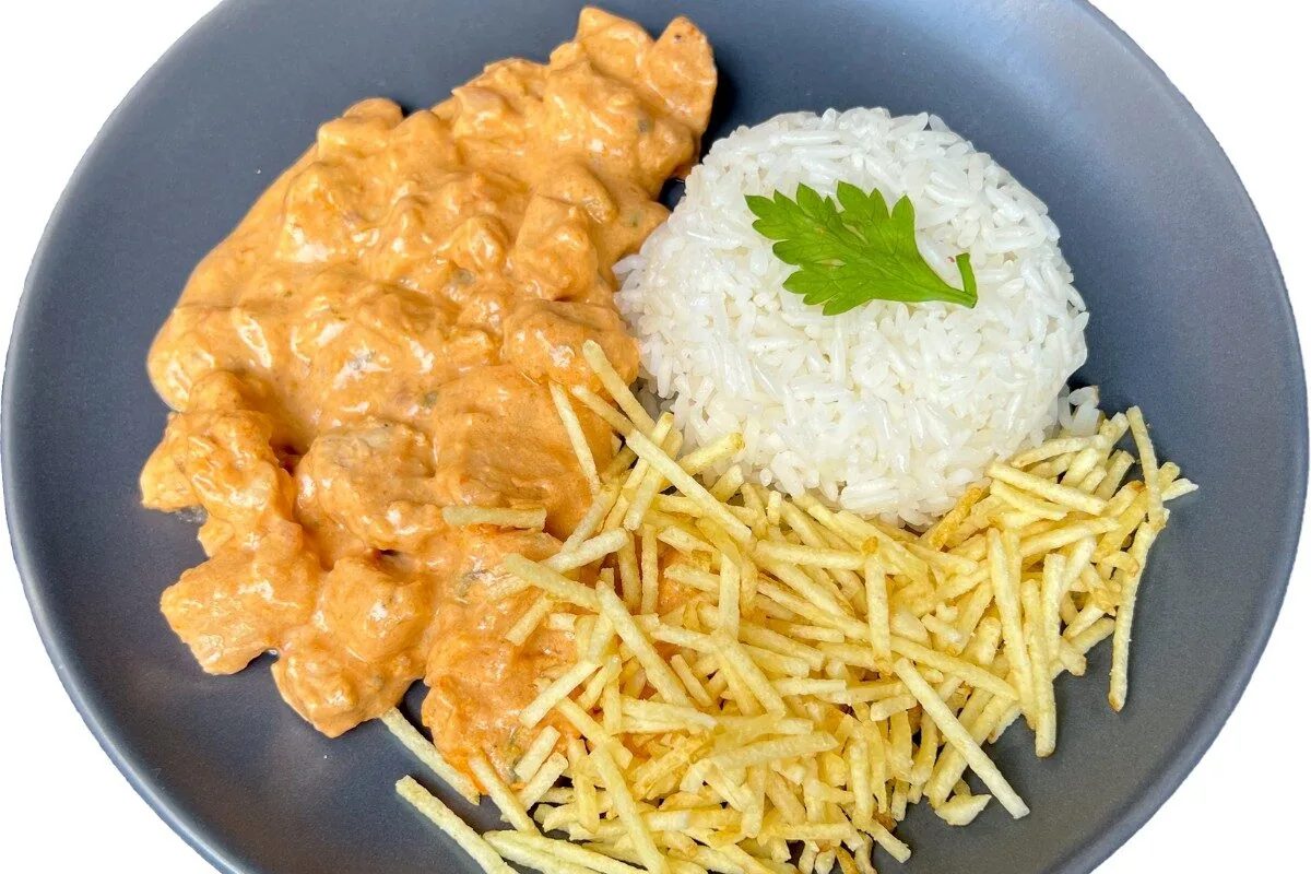 10 Receitas para Jantar Romântico caseiro simples para Dia dos Namorados - 9 8. Strogonoff de frango com arroz de açafrão