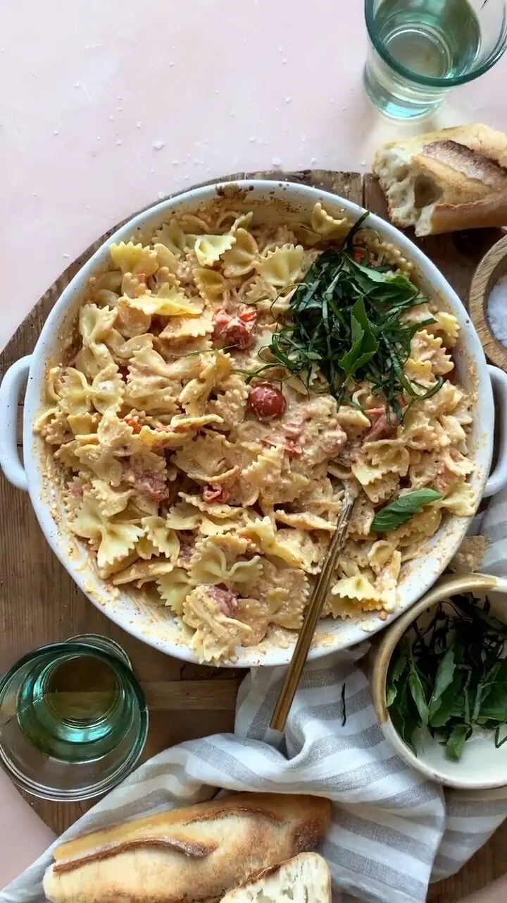 Pasta Cremosa com Molho de Queijo Feta Assado e Tomates Cereja