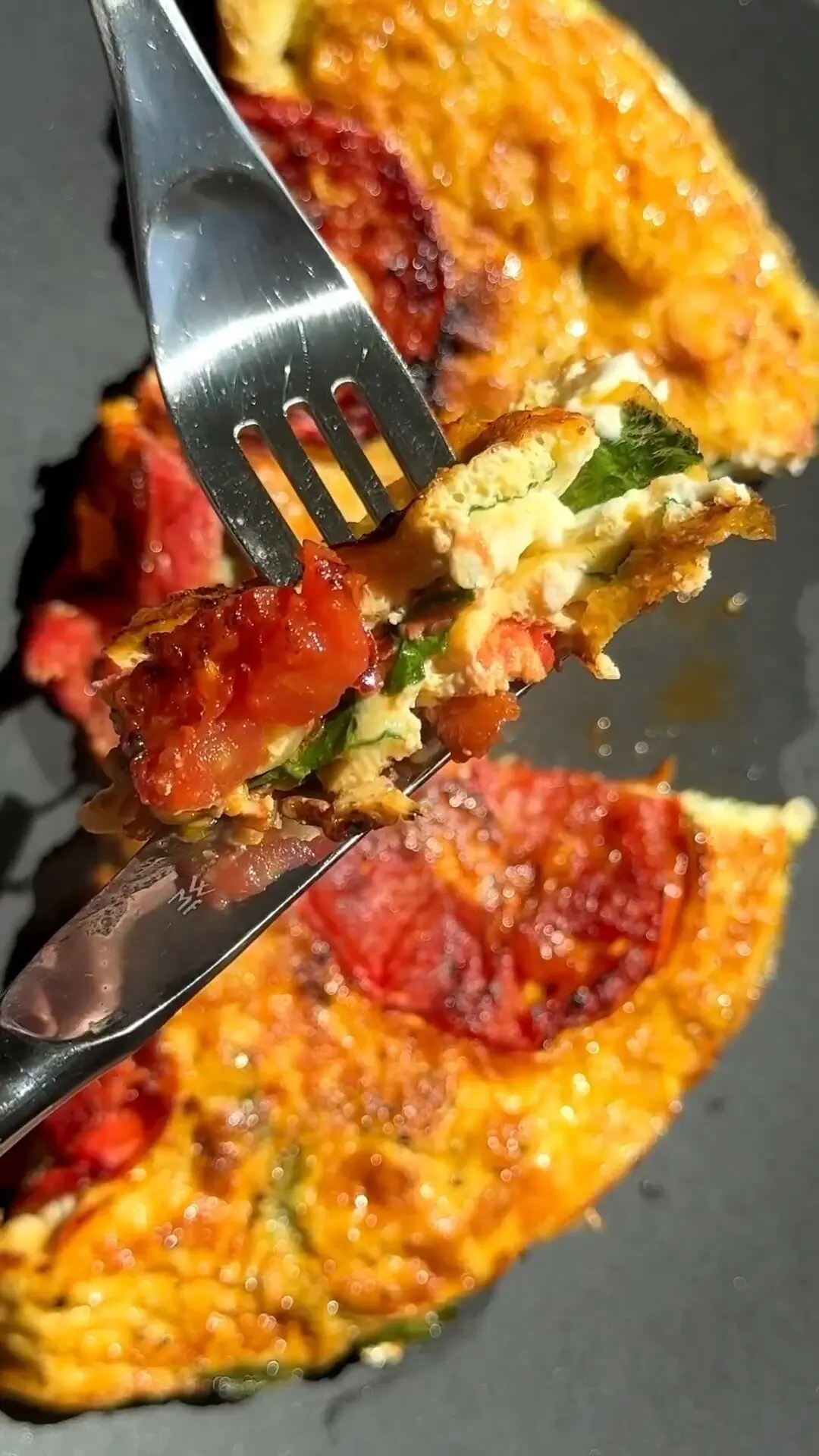 Omelete Mediterrânea com Tomates Dourados, Espinafre e Queijo Feta