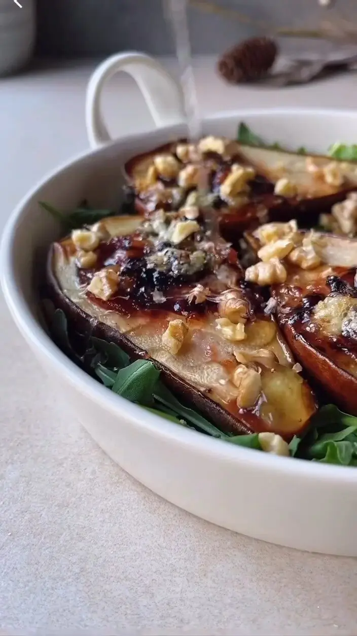 Pera Assada com Gorgonzola, Geleia de Morango e Nozes Pera Assada com Gorgonzola, Geleia de Morango e Nozes
