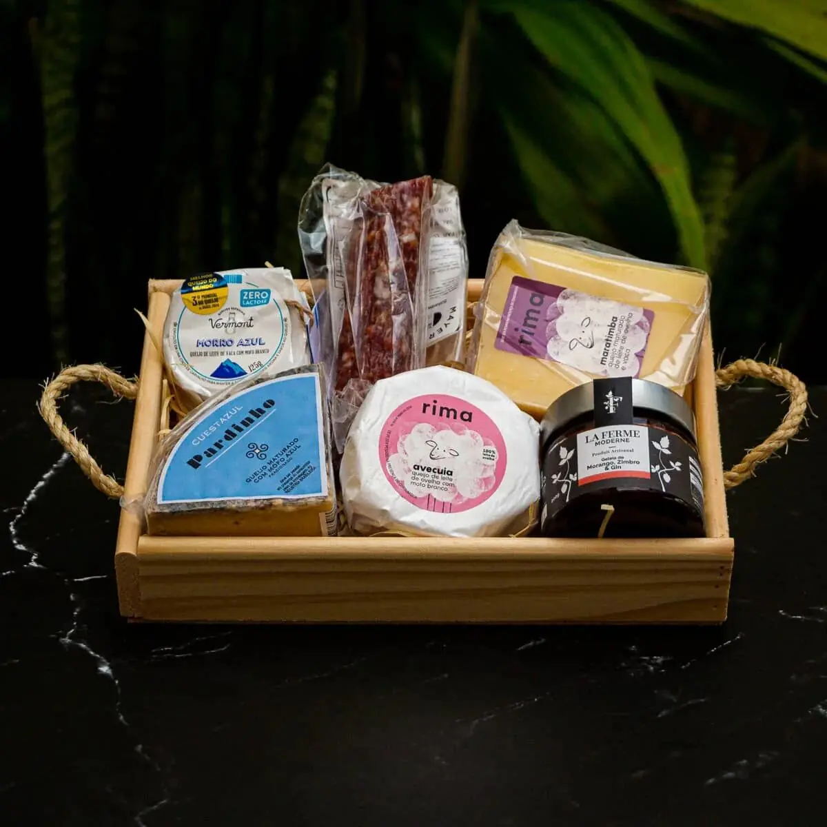 Ideias de Cesta de Presente para o Dia das Mães 2026 - 4 Seleção Mãe Não é Tudo Igual com queijos azuis e geleias especiais para o Dia das Mães