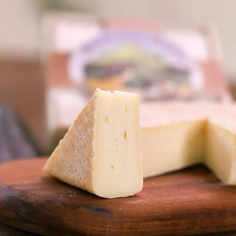 QUEIJO-PONT-L-EVEQUE-LEITE-DE-VACA-SERRA-DAS-ANTAS-02 Queijo Tipo Pont L’Évêque - Serra das antas - 330g (aprox.)