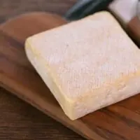 QUEIJO-PONT-L-EVEQUE-LEITE-DE-VACA-SERRA-DAS-ANTAS-03 Queijo Tipo Pont L’Évêque - Serra das antas - 330g (aprox.)