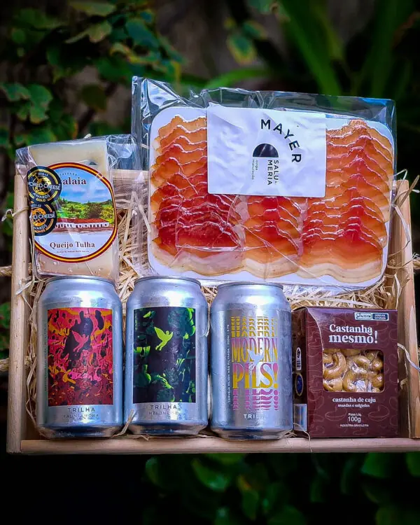 Cesta com Cervejas e Petiscos Artesanais (6 itens) Cesta com Cervejas e Petiscos Artesanais (6 itens)