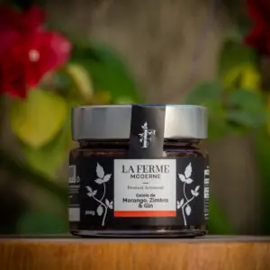 Geleia de Morango, Zimbro e Gin La Ferme Moderne 200g — pote artesanal sobre base de madeira rústica