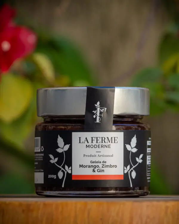 Geleia de Morango, Zimbro e Gin La Ferme Moderne 200g — pote artesanal sobre base de madeira rústica