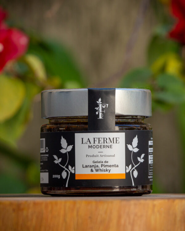 Pote de Geleia de Laranja, Pimenta e Whisky La Ferme Moderne 200g sobre base rústica de madeira