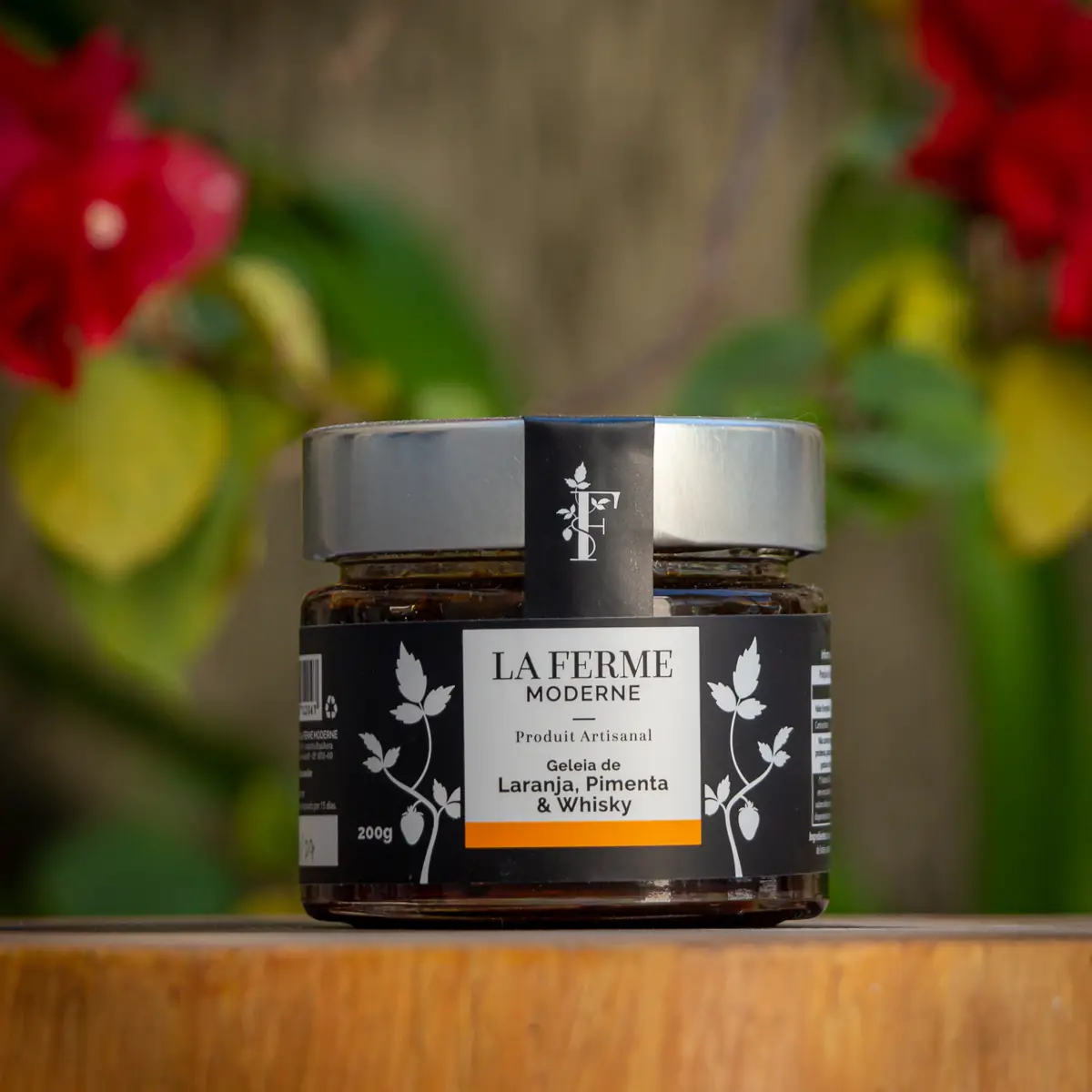 Pote de Geleia de Laranja, Pimenta e Whisky La Ferme Moderne 200g sobre base rústica de madeira