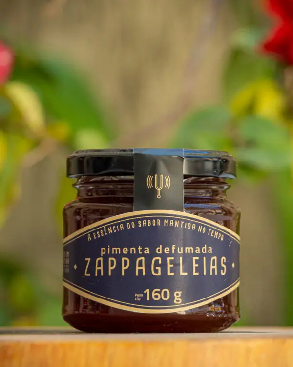 Geleia de Pimenta Defumada Zappa Geleias pote de vidro 160g rótulo azul e dourado sobre tábua de madeira