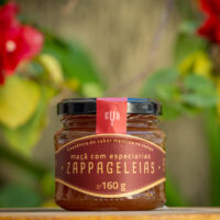 Geleia de Maçã com Especiarias Zappa Geleias pote de vidro 160g rótulo vinho e dourado sobre tábua de madeira