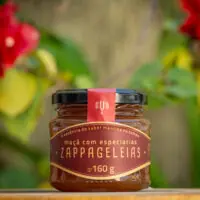 Geleia de Maçã com Especiarias Zappa Geleias pote de vidro 160g rótulo vinho e dourado sobre tábua de madeira